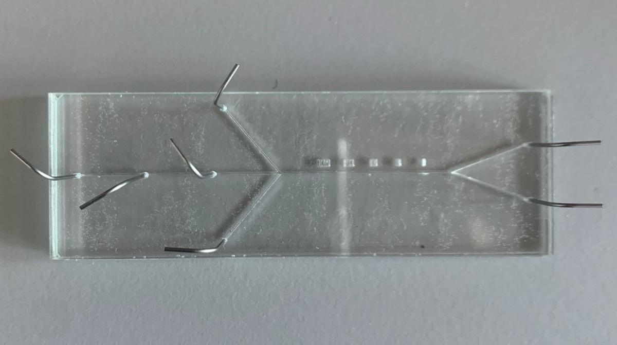 The assembled microfluidic sorter chip